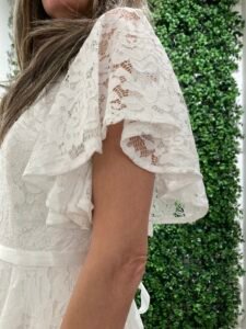 NICOLE 2026 konfirmationskjole kort blondeærme