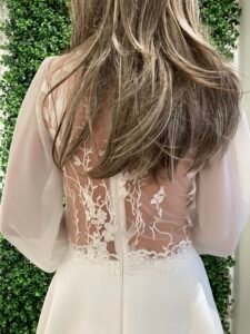 Konfirmationskjole ESME 2026 romantisk blondeoverdel