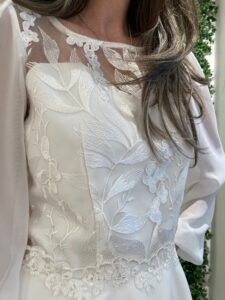 ESME konfirmationskjole 2026 med blondeærmer