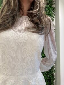 Konfirmationskjole REAL SILK 2026 blondedetaljer