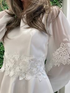 LINDA konfirmationskjole 2026 – populær chiffonkjole med broderede blomster