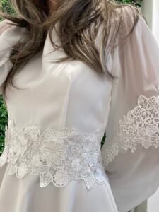 Populær konfirmationskjole 2026 til piger – LINDA med lange puf-ærmer