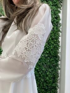 Elegant LINDA konfirmationskjole 2026 – A-form med blondedetalje