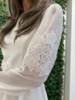 Moderne konfirmationskjole 2026 – LINDA med 3D-blomster og rund hals