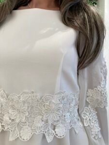 Elegant konfirmationskjole 2026 – LINDA med bredt blondebælte