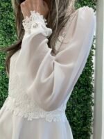 Elegant konfirmationskjole KARINA 2026 med perleknapper og manchetter