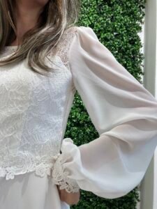 KARINA konfirmationskjole 2026 med blondeoverdel og chiffonærmer