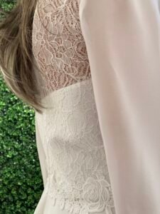 KARINA konfirmationskjole 2026 – stilfuld model med foret ryg