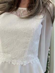 Populær konfirmationskjole KARINA 2026 med smukke blondemotiver