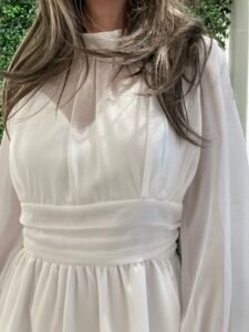 Konfirmationskjole DIANA 2026 med lange chiffonærmer