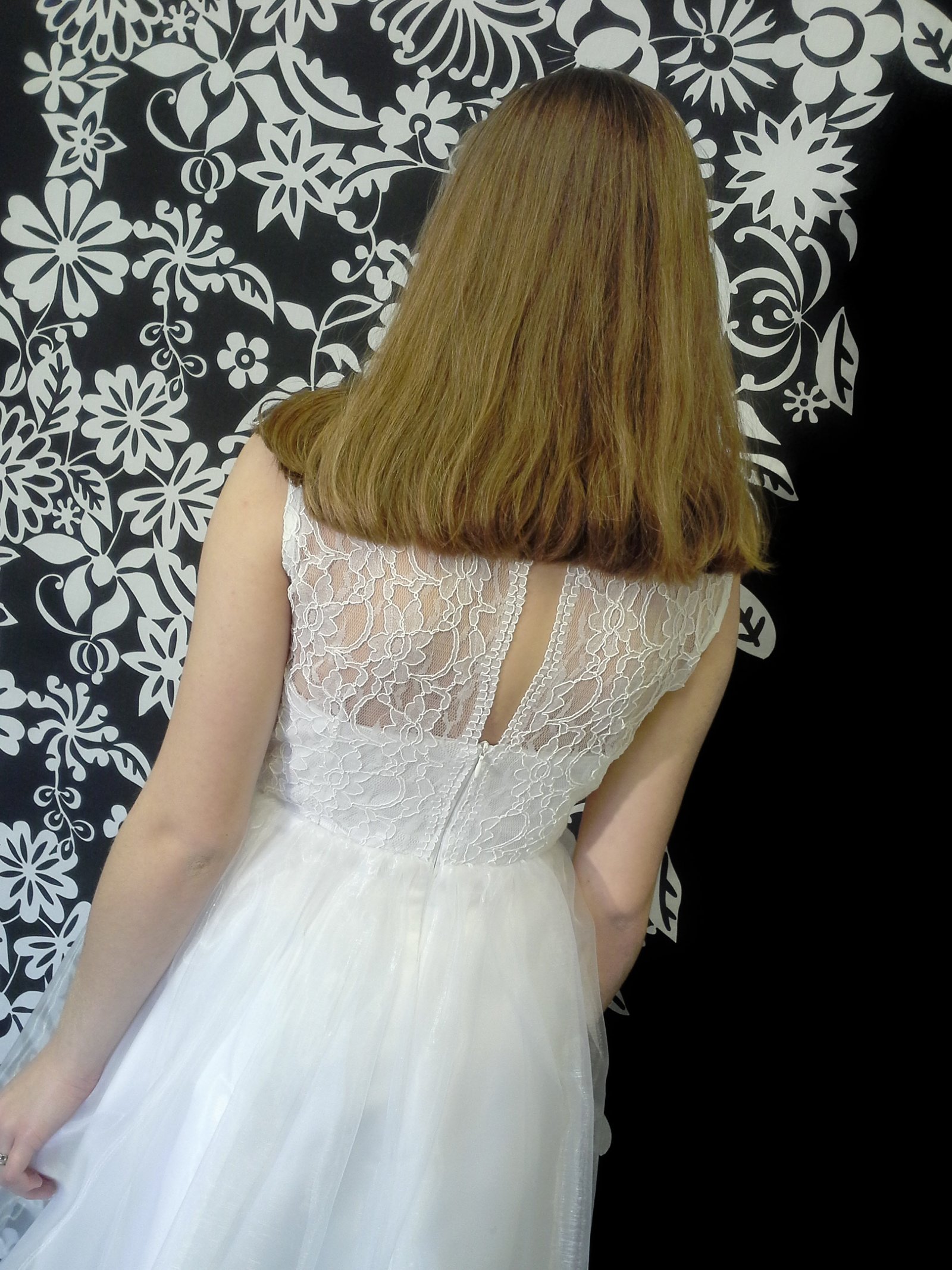 Konfirmationskjole med blonde overdel EVA. Transparent ryg