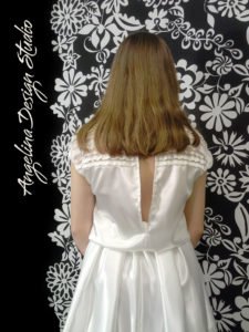 Konfi kjole med flotte blonder OLIVIA. Med åben ryg